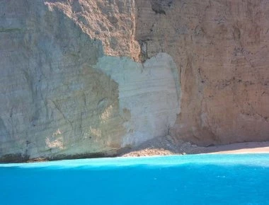 Καμία αλλαγή μετά την κατολίσθηση στο «Ναυάγιο» – Δείτε τι γίνεται στο Πόρτο Κατσίκι